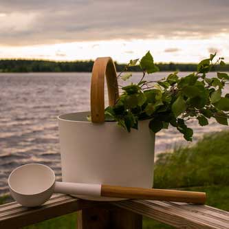 Dundalk LeisureCraft White Kolo Bucket with Wooden Handle & Ladle 290018